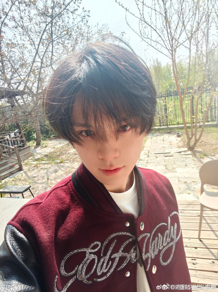 开云娱乐-左航红色棒球服造型亮相，少年感十足|会好|天气|演唱会现场_新浪新闻